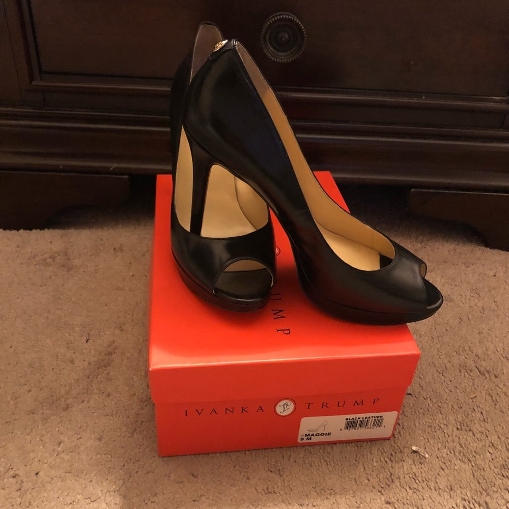 Peep-toe pump size 9M